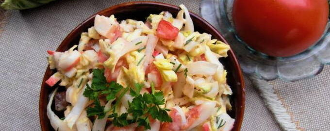 Salada com palitos de caranguejo e couve chinesa