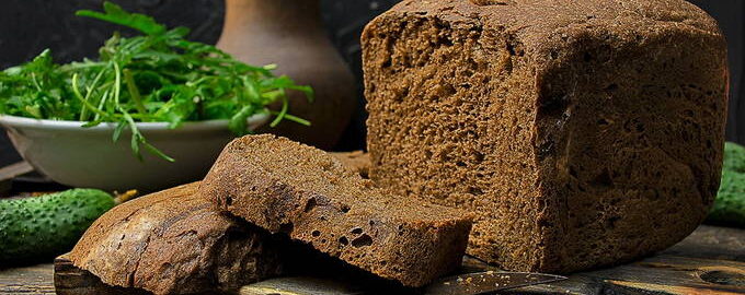 Pane di segale nella macchina per il pane