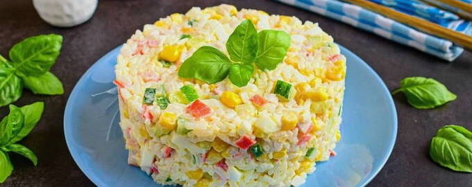 Salade classique avec bâtonnets de crabe, maïs, œuf et concombre