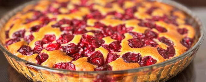 Torta de cereja no forno